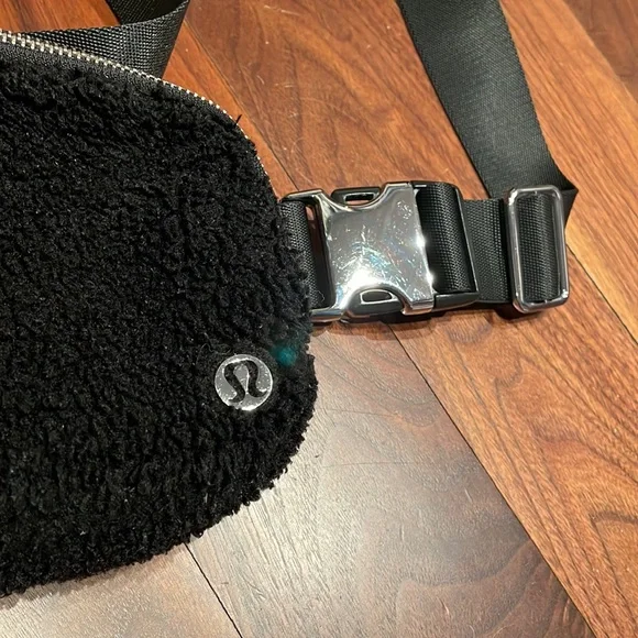 Lululemon Everywhere Fleece Belt Bag - Picture 3 of 5